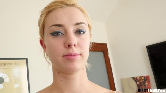 Пока жена спит, муж по-быстрому трахнул её жопастую подругу на кровати