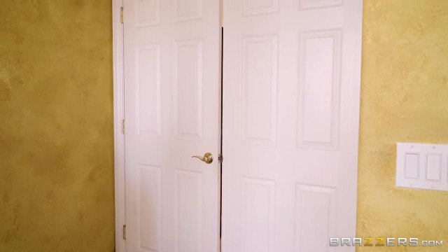 Женщина с большой грудью снимает розовую блузку перед сексом с мужиком