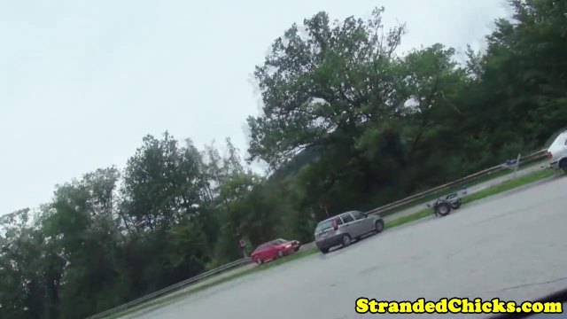 Блондинка в трусиках насадила узкую киску на член мужика прямо в машине