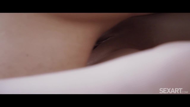 Парень трахает раком красивую блондинку в ванной и на кровати