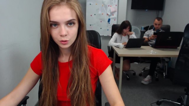 Русская веб-моделька, которая набирается необходимого опыта