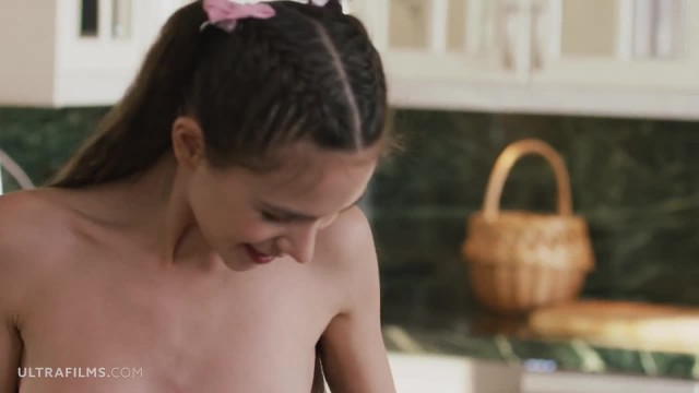 Худая красотка позирует на кухне и ласкает себя